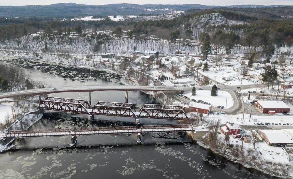 Vista aérea del río Merrimack a su paso por Hooksett, Nueva Hampshire, el jueves 18 de enero de 2024.