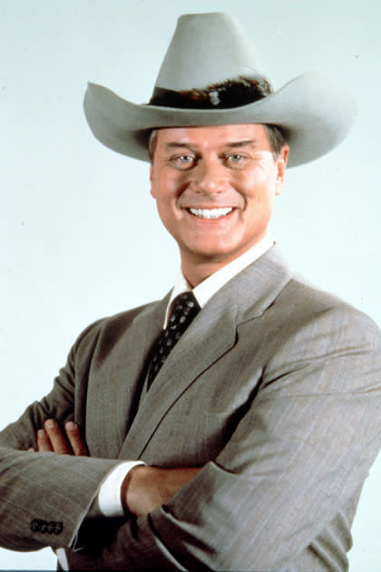 <b>Larry Hagman (21. 09.1931 - 23.11.2012) </b><br><br> In der Erfolgsserie "Dallas", die von 1978 bis 1991 das US-Fernsehen mitprägte, verkörperte er den skrupellosen Ölbaron und Bösewicht J.R. Ewing: Larry Hagman heimste mit seiner Rolle zwei Emmy- sowie vier Golden-Globe-Nominierungen ein. Hagman, dessen Markenzeichen in mehr als 350 Folgen der Cowboyhut und sein schadenfrohes Grinsen waren, stammte wie sein Alter Ego J.R. aus Texas. Er wurde 1931 in Fort Worth als Sohn der Musical-Darstellerin Mary Martin und eines Rechtsanwalts geboren. (Bild: dapd)