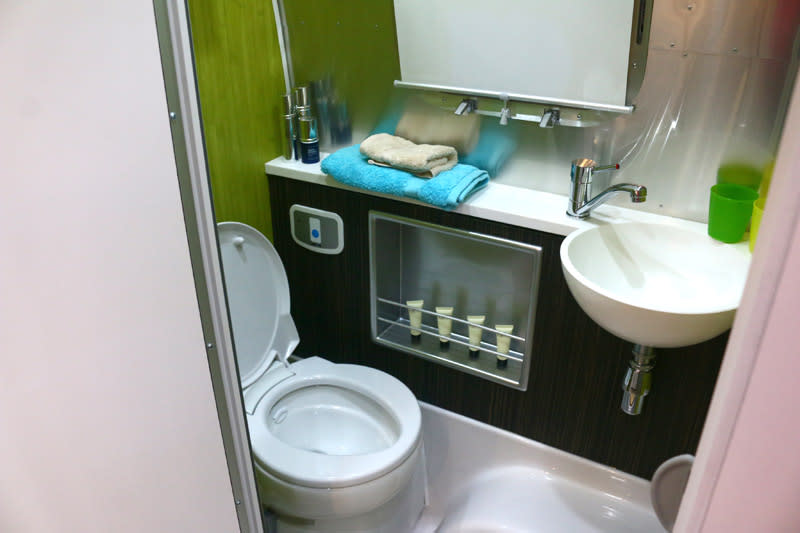 ▲Airstream露營車中也設有基本的衛生與盥洗空間。