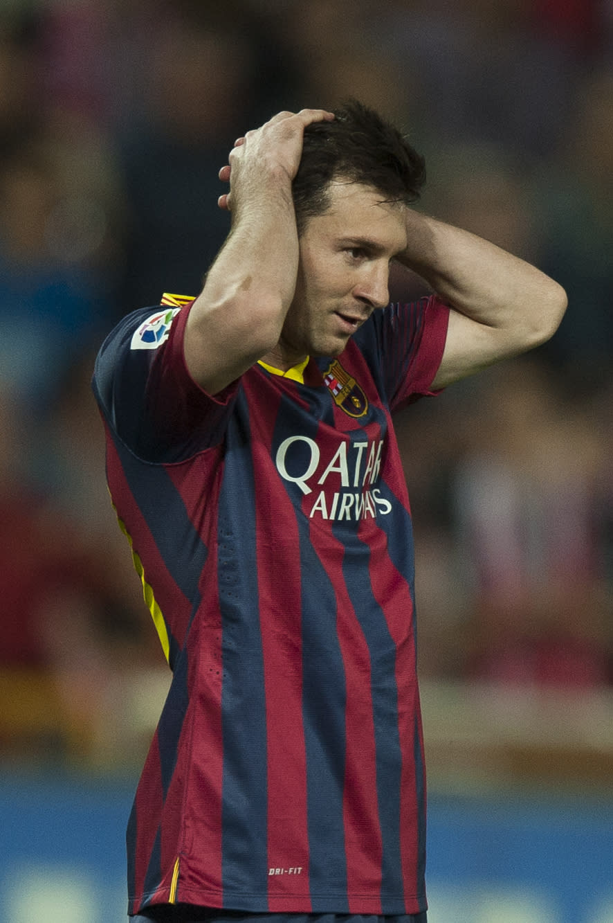 El astro del Barcelona, Lionel Messi, durante un encuentro contra Granada en Granada el 12 de abril del 2014. El 16 de abril, Barcelona enfrenta al Real Madrid en la final de la Copa del Rey en momentos en que Messi no está pasando por su mejor momento. (AP Foto/Daniel Tejedor)