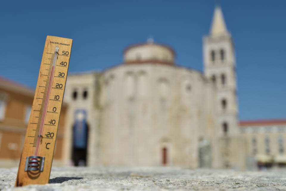 2019: Ein Thermometer zeigt vor der Kulisse der romanischen Kathedrale St. Anastasia die Temperatur von 39 Grad Celsius an (Bild: dpa)