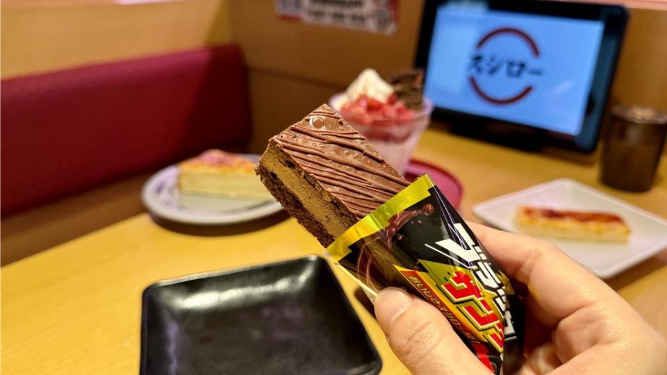 壽司郎攜手雷神巧克力推出「黑雷神巧克力冰霸棒」，三層口感依序是雷神巧克力、巧克力慕斯及巧克力蛋糕。圖／壽司郎提供