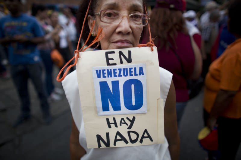 反政府示威民眾拿著標語「委內瑞拉已一無所有」。(美聯社)