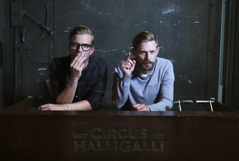 Rassismus? Nicht mit uns! Pünktlich zum Ende der Sommerpause beziehen die "Circus Halligalli"-Moderatoren Joko und Klaas in einem YouTube-Video in Sachen Flüchtlinge unmissverständlich Stellung: "Keine Quote und kein Shitstorm können jemals so schlimm sein, wie der Applaus von Leuten, die auch dann laut klatschen, wenn ein Flüchtlingsboot mit 800 Menschen im Mittelmeer versinkt." Das Duo steht mit seiner Meinung in der deutschen Promilandschaft nicht alleine da. Viele andere Stars melden sich zu Wort. (Bild-Copyright: YouTube/Circus HalliGalli)