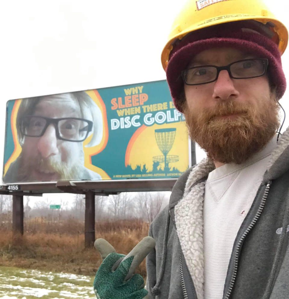 Ein Plakatierer wurde mit einem Selfie-Plakat reingelegt. (Bild: Reddit)