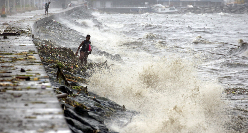 Residents look for recyclable materials amidst waves due to Typhoon Koppu in Manila Bay, October 18, 2015. PAGASA climate change data chief Rosalina de Guzman said in a briefing that sea-level rise in the Philippines is three times faster than the global average. (Photo: REUTERS/Erik De Castro)