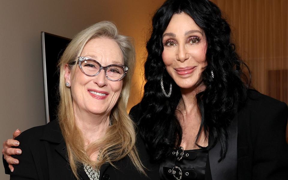 Seit den Dreharbeiten zu "Silkwood" gut befreundet: Meryl Streep (links) und Cher. (Bild: Monica Schipper/Getty Images for The Recording Academy)