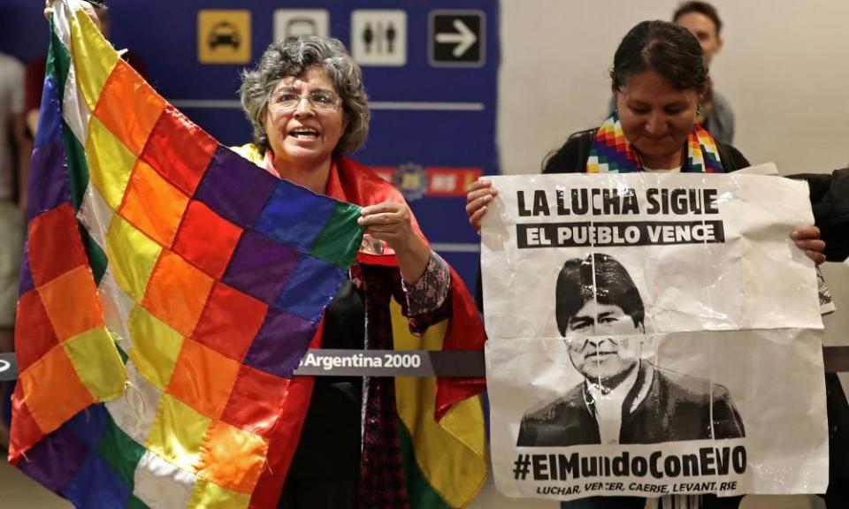 Bolivian citizens in Buenos Aires on Saturday await the arrival of Evo Morales’ children Eva Liz and Alvaro, who were granted political asylum in Argentina.