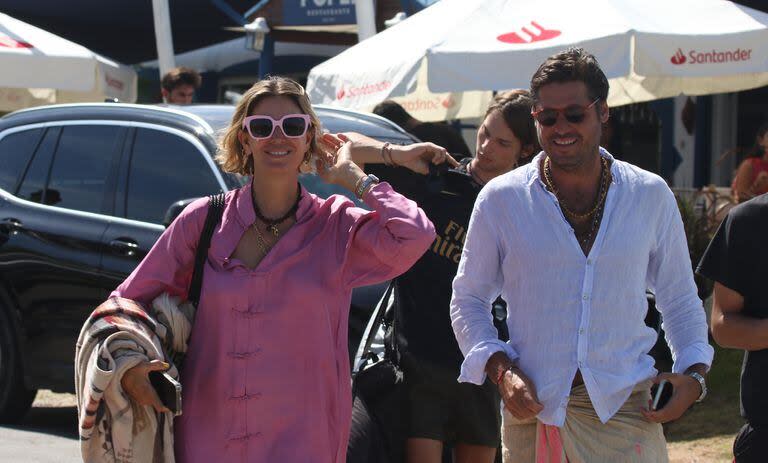 Siempre sonriente, Dolores Barreiro se mostró con un look muy rosa: un vestido camisero largo y unos lentes a tono 