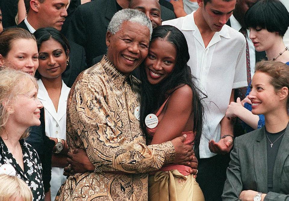 "Es la única persona a la que siempre quise conocer", dijo el icono de la moda sobre Nelson Mandela. A finales de los 90 trabajaron juntos en varios proyectos e incluso la inglesa organizó un desfile benéfico de Versace en Sudáfrica en 1998, evento al que también asistieron Mia Farrow, Kate Moss y Christy Turlington. (Foto: ANNA ZIEMINSKI / AFP / Getty Images)