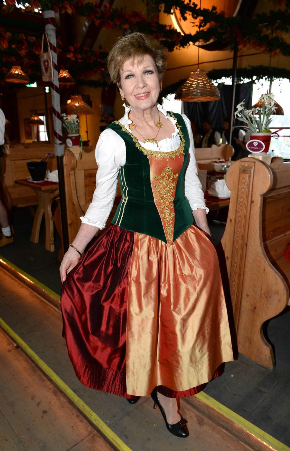 Moderatorin Carolin Reiber trug eines der edelsten Dirndl.