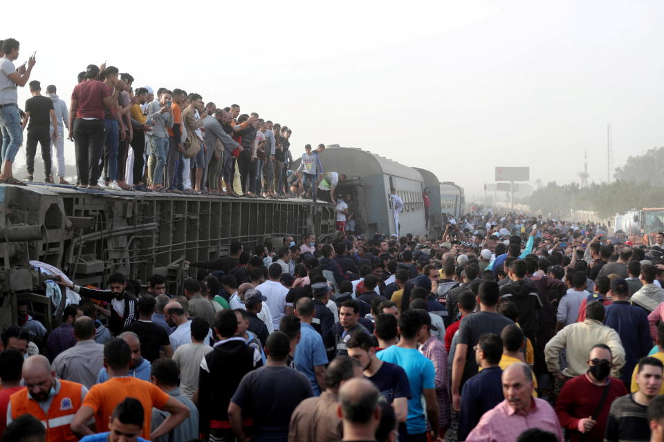 埃及再傳火車出軌意外，群眾聚集在事發地點抗議。圖片來源：Reuters，4/18。