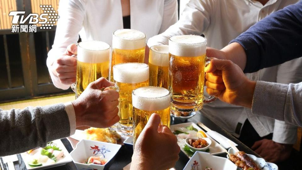 有網友表示，日本上班族不一定都喝很多，只是喝的時間很長。（示意圖／shutterstock達志影像）
