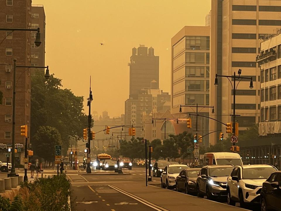 紐約市在本月7日受到加拿大山火霧霾影響，最嚴重時天空彷彿套上黃色濾鏡。(記者胡聲橋／攝影)