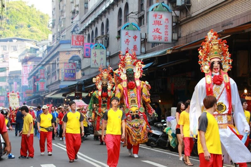  基隆城隍爺慈悲，8杯聖杯指示停辦夜巡。（圖／基隆護國城隍廟提供）