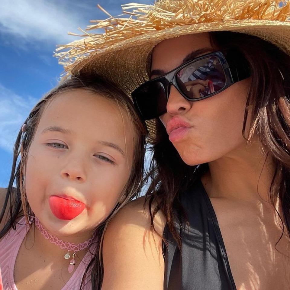 Everly posing for a selfie at the beach with her mom Jenna