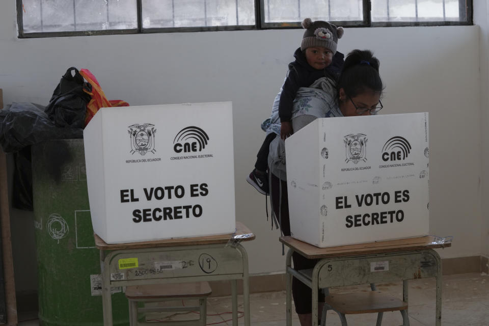 Una votante acude a las urnas en la segunda vuelta presidencial de Ecuador, en la localidad de Cangahua, el domingo 15 de octubre. (AP Foto/Dolores Ochoa)