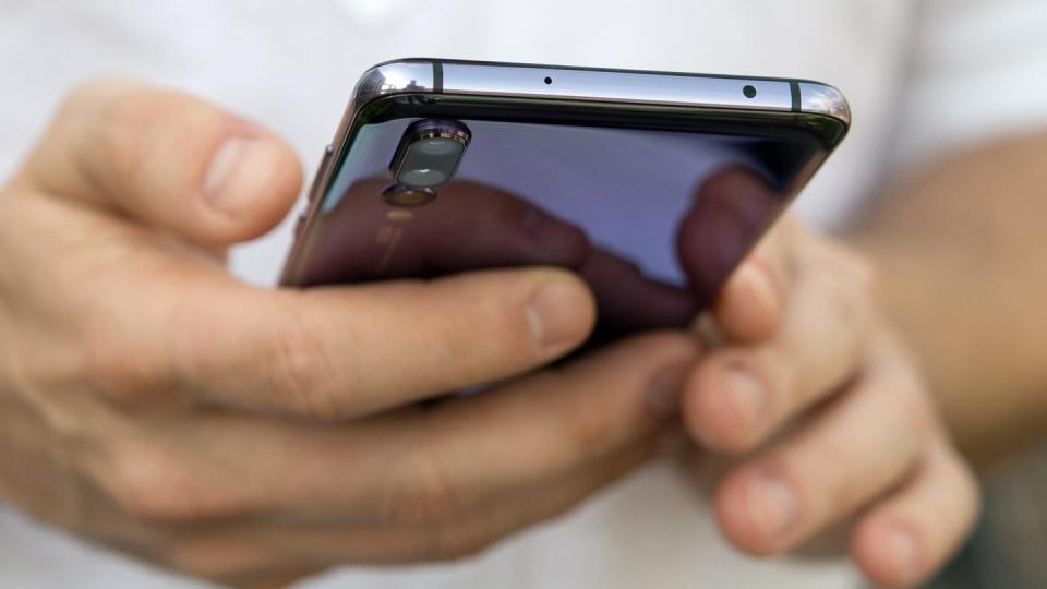 Hat der Besitzer dieses Huawei P20 Pro Hunderte Euro in den Wind geschossen? Nein, sagt Google: Bereits ausgelieferte Geräte laufen ohne Einschränkungen weiter. Foto: Robert Günther