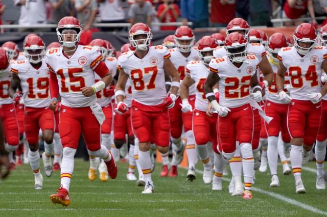 Chiefs' Patrick Mahomes honors Len Dawson with choir huddle