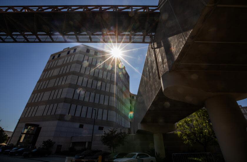 LOS ANGELES, CA-OCTOBER 19, 2023: Photograph shows Tower Two of the Men's Central Jail as seen from Bauchet Street in downtown Los Angeles. (Mel Melcon / Los Angeles Times)