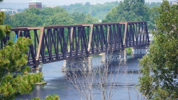 The Chief William Commanda Bridge, formerly known as the Prince of Wales Bridge, crosses the Ottawa River between Ottawa and Gatineau. (Hugo Bélanger  - image credit)