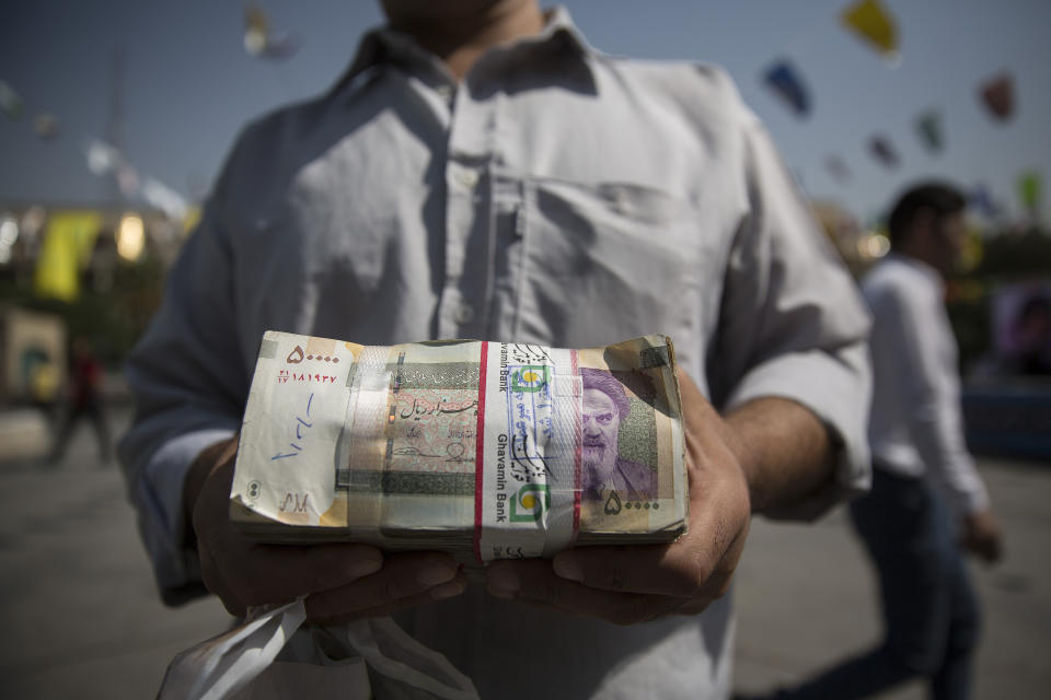 <p>Im Iran wird mit Rial gezahlt. Dabei sind ein Rial nach aktuellem Kurs 0,00002 Euro. Ein Liter Wasser kostet im Iran gut 10.000 IRR, also 20 Cent. (Foto: Getty) </p>