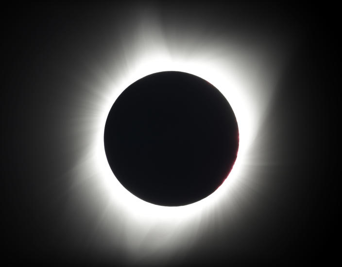 <p>The moon covers the sun during a total eclipse near Redmond, Ore. (Photo: Ted S. Warren/AP) </p>