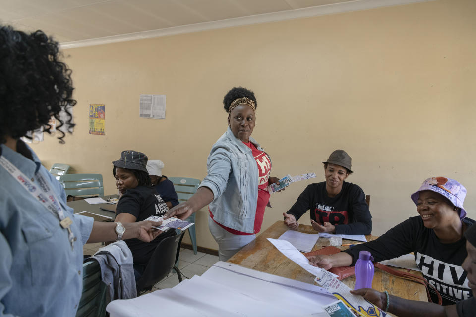 Victoria Makhandule, una profesional de la salud comunitaria, en su casa de Vlakfontein, Sudáfrica, el 28 de agosto de 2022. (Ihsaan Haffejee/The New York Times)
