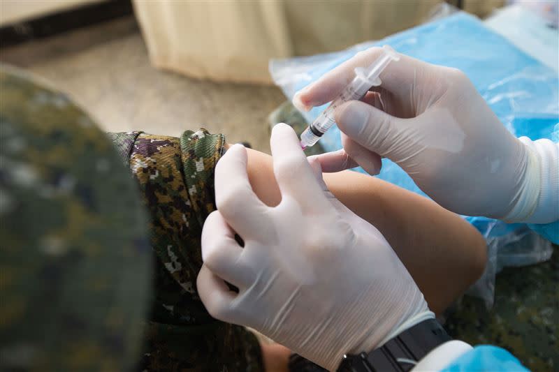 陸軍33化學兵群14日安排官兵進行新冠肺炎疫苗接種（圖／軍聞社提供）