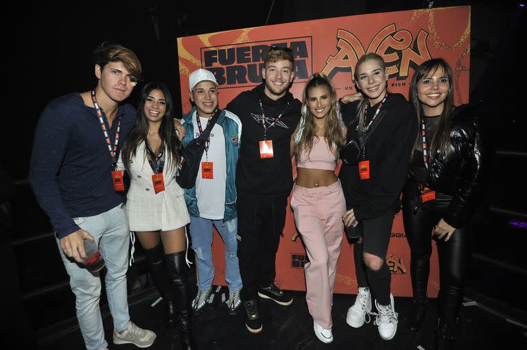 Julieta junto a muchos de los hermanitos, Marcos, Daniela, Thiago, Romina, Nacho y La Tora