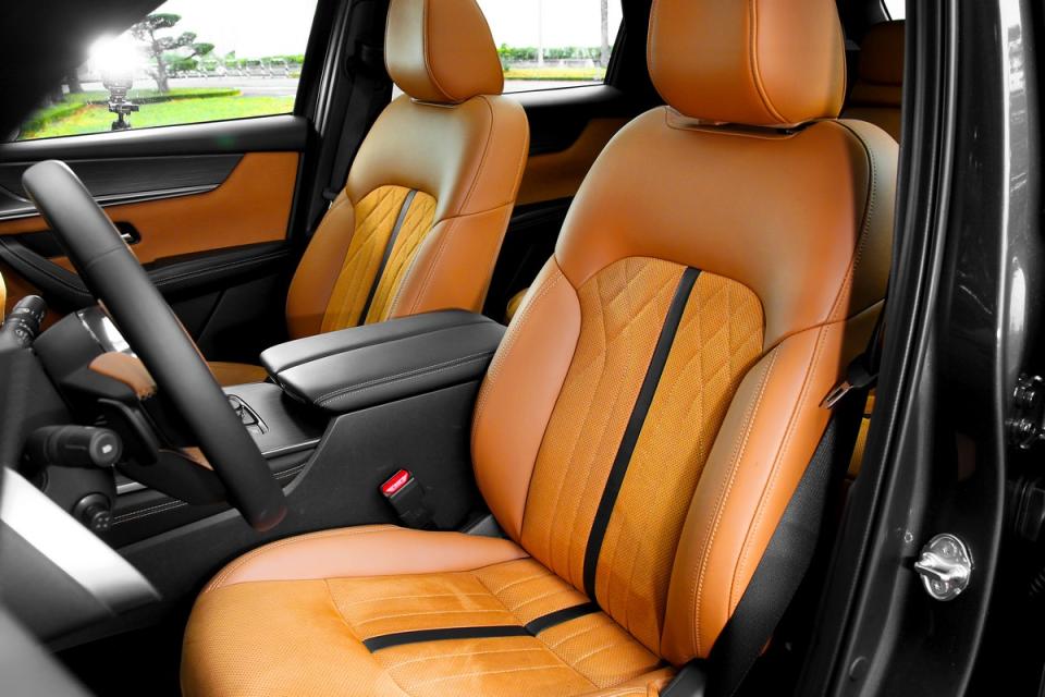 前後座椅也採棕色皮革，前座更是Nappa皮革與十向電調。