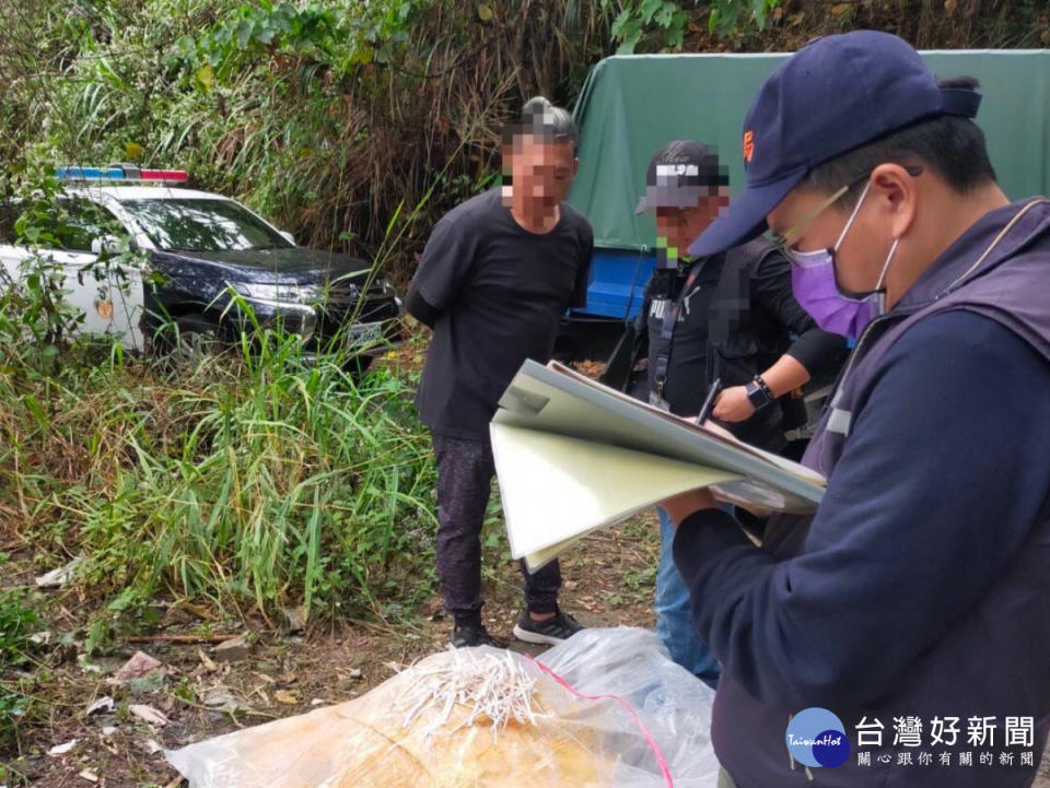 查獲偷倒廢棄物。林重鎣