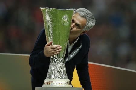 Foto del miércoles del DT del Manchester United Jose Mourinho celebrando con el trofeo de la Liga Europa. 24/5/17 Los futbolistas del Manchester United dedicaron el miércoles el título de los "Diablos Rojos" en la Liga Europa a las víctimas de un atentado con bomba ocurrido esta semana en la ciudad inglesa que dejó 22 muertos y decenas de heridos. Reuters / Andrew Couldridge