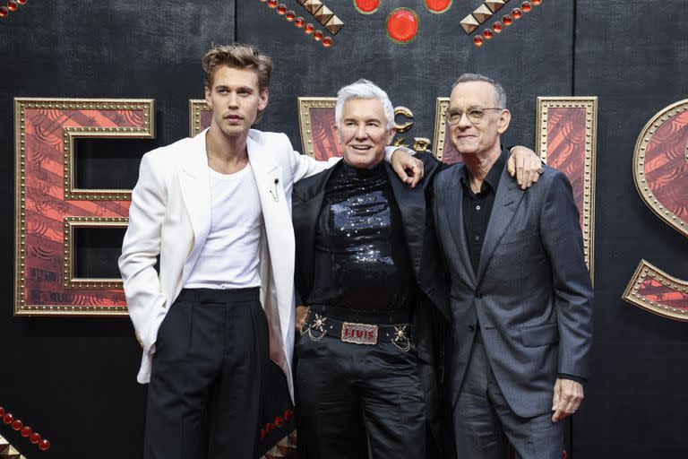 Austin Butler, el director Baz Luhrmann y Tom Hanks, de izquierda a derecha, posan al llegar al estreno de "Elvis" en Londres