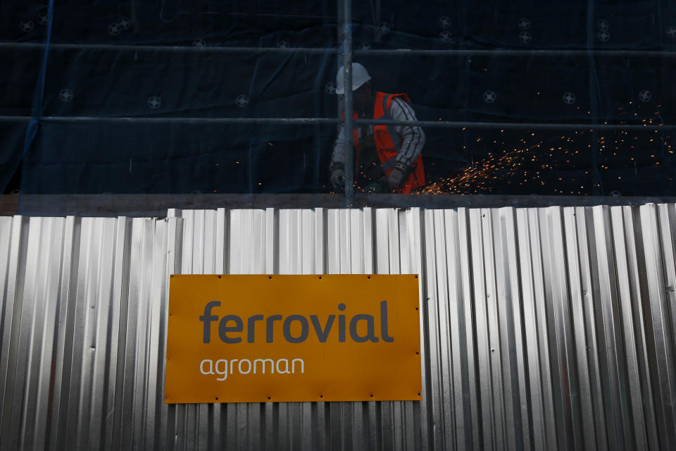 Las grandes constructoras españolas también celebran el acuerdo que deberá ratificar el Parlamento de Westminster. Ferrovial genera un 26% de sus ventas totales en territorio británico y es el principal accionista de los aeropuertos de Heathrow, Glasgow, Aberdeen y Southampton. La compañía presidida por Rafael del Pino se había anticipado a un Brexit a las bravas moviendo parte de su estructura fuera de Reino Unido. (Foto: Susana Vera / Reuters).