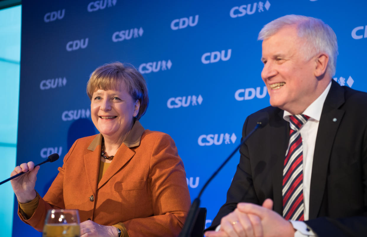 Bundeskanzlerin Angela Merkel und der Vorsitzende der CSU, Horst Seehofer, sind nicht immer einer Meinung – beispielsweise, wenn es um die Obergrenze für Flüchtlinge geht. (Bild: ddp)
