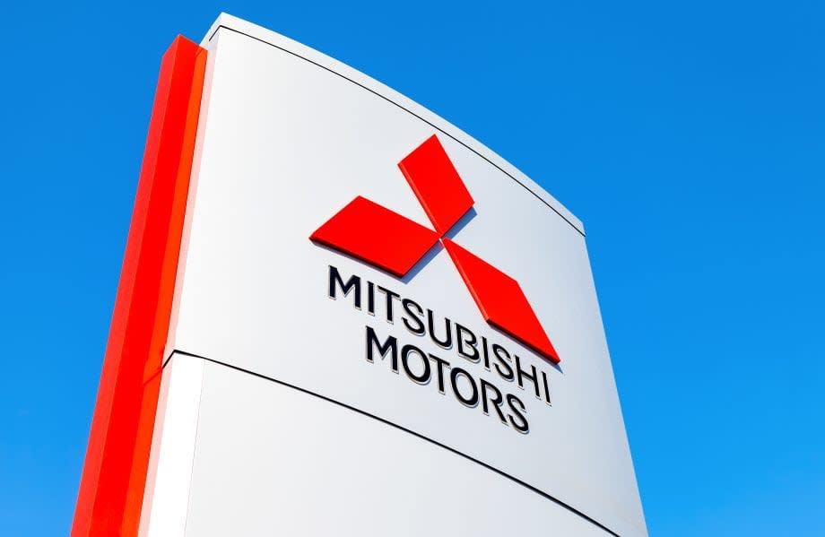 Mitsubishi-Schild im blauen Himmel.