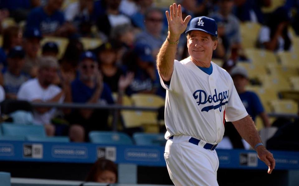 El ex primera base de Los Angeles Dodgers Steve Garvey sale al campo para un