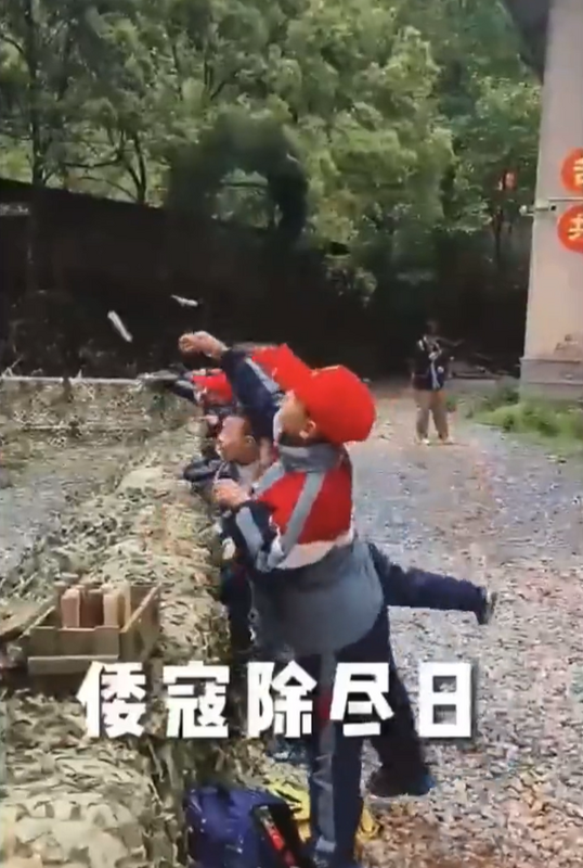 娃娃兵站在掩體後，投擲手榴彈道具。   圖：翻攝自方舟子推特