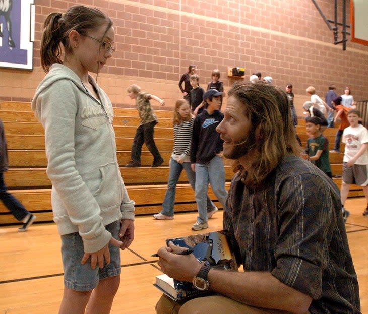 aron ralston signs book for school student