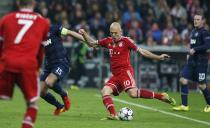 Bayern Munich's Arjen Robben (2R) scores a goal past Manchester United's Nemanja Vidic (2L) during their Champions League quarter-final second leg soccer match in Munich, April 9, 2014. REUTERS/Michaela Rehle (GERMANY - Tags: SPORT SOCCER)