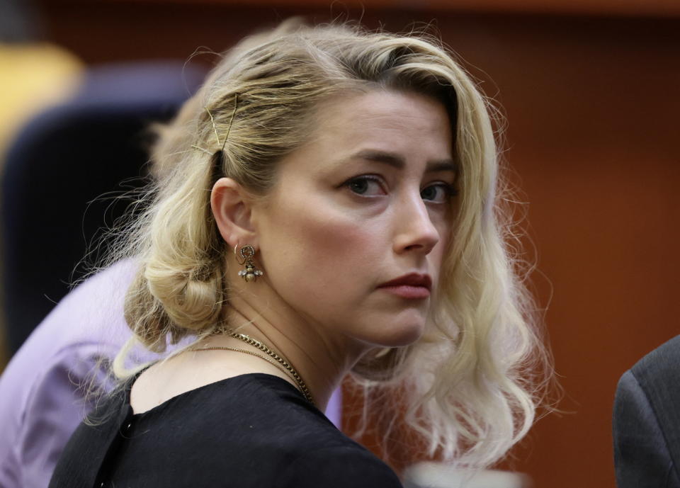 Amber Heard en el juzgado de circuito del condado de Fairfax en Virginia durante la sentencia en el caso de Johnny Depp el 1 de junio de 2022.