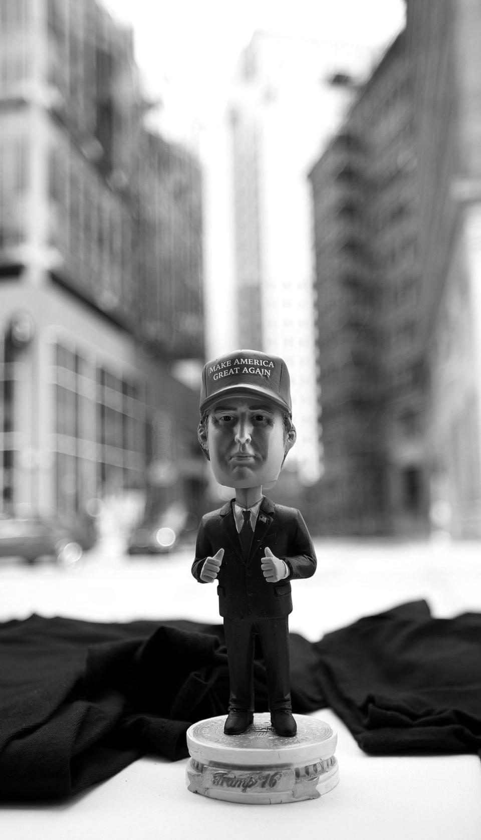 <p>A vendor sells a Trump bobblehead. (Photo: Khue Bui for Yahoo News)</p>