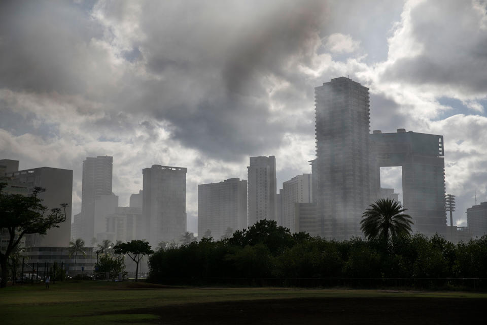 <p>Smoke from a deadly fire at the Marco Polo apartment complex, covers the Waikiki skyline Friday, July 14, 2017, in Honolulu, Hawaii. (Photo: Marco Garcia/AP) </p>