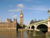 Aunque apenas se aprecia a simple vista, el Big Ben tiene una inclinación de 0,28 grados. Los expertos creen que se debe a las obras del metro y a los aparcamientos subterráneos de la zona. La torre se completó en 1858, tiene 96 metros de altura y alberga el reloj de cuatro caras más grande del mundo. (Foto: Getty Images).