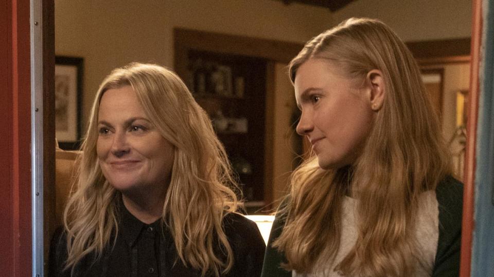 Amy Poehler and Hadley Robinson in 'Moxie' (Netflix)