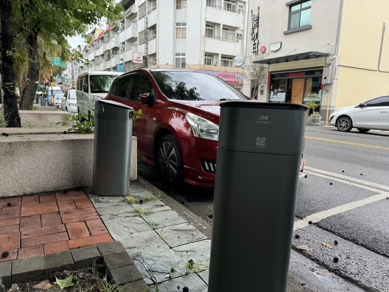 雲林虎尾路邊停車  5/1起無紙化開單 為解決停車位長期被占用等亂象，雲林虎尾鎮公所設 置智慧化停車設施，包括新生路、中山路及文化路的 路邊停車格，5月1日起採無紙化電子開單，每小時新 台幣20元，未來將視成效，研議是否將其他路段納 入。   中央社記者姜宜菁攝  113年4月28日 