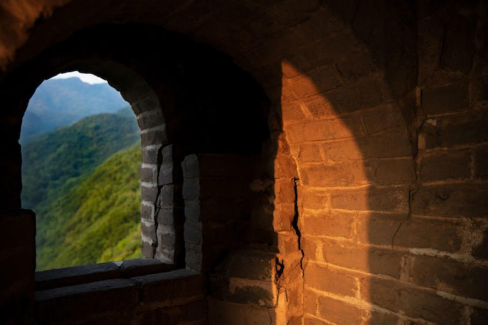 <p>No hay ninguna ley que prohíba pasar la noche en el recinto y, de hecho, algunas compañías de turismo ofrecen paquetes para acampar junto a la Gran Muralla. Sin embargo, será la primera vez que se transforma una de las torres del monumento en una casa. (Foto: Airbnb). </p>