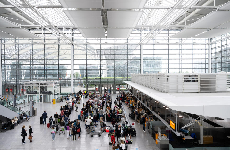 Wartet noch am längsten auf die Sommerferien: Der Flughafen München. Ferienstart in Bayern ist am 1. August 2022. - Copyright: picture alliance/dpa | Sven Hoppe