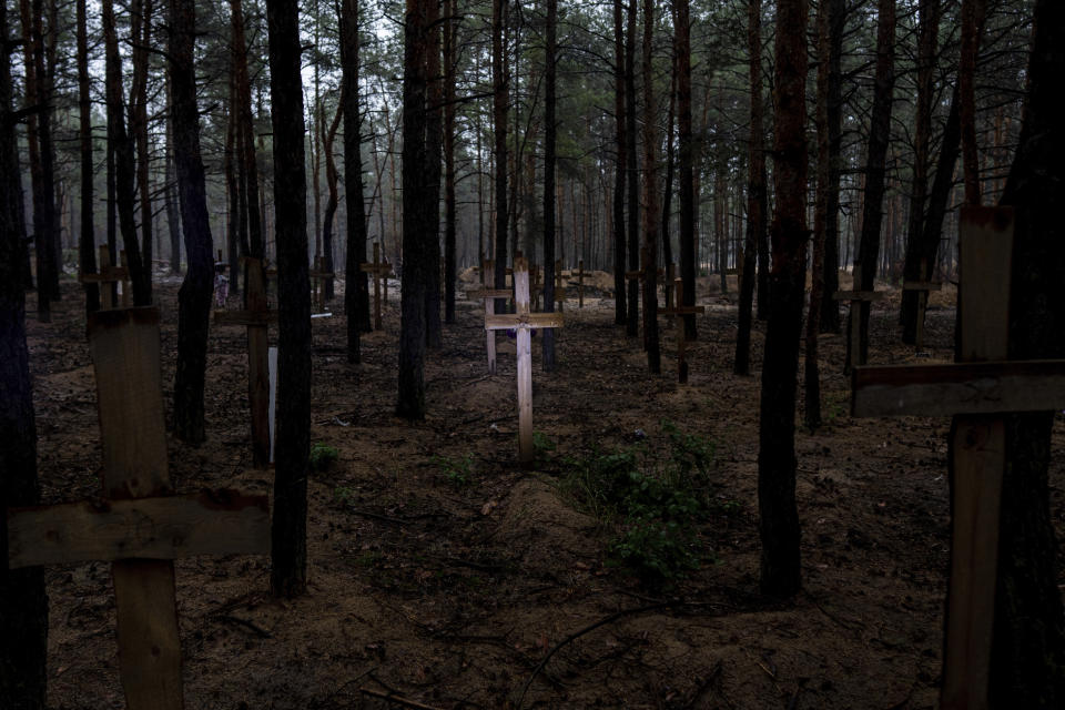 Ein Blick auf nicht identifizierte Gräber von Zivilisten und ukrainischen Soldaten, die von russischen Streitkräften zu Beginn des Krieges getötet worden waren, auf einem Friedhof in der kürzlich zurückeroberten Stadt Isjum. (Bild: Evgeniy Maloletka/AP/dpa)